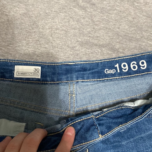 Gap 1969 summer cut-offs 30 - Picture 3 of 3